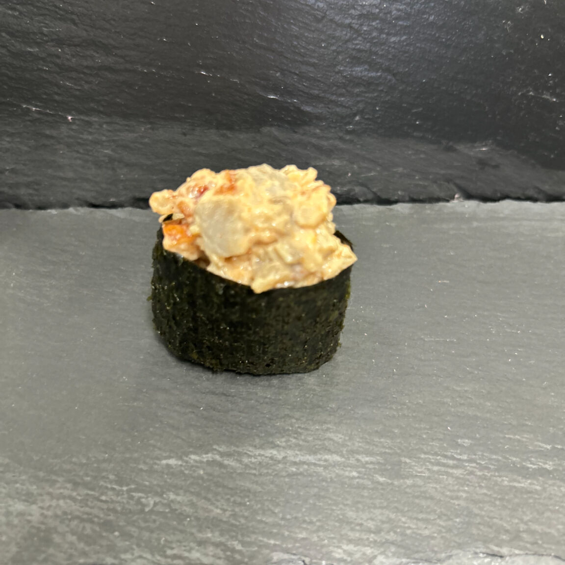 Спайси гункан с копченным угрем