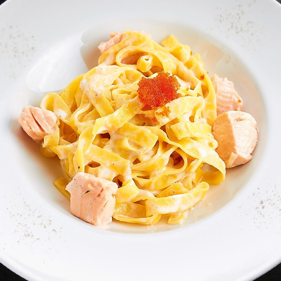 Тальятелле  с лососем и красной икрой