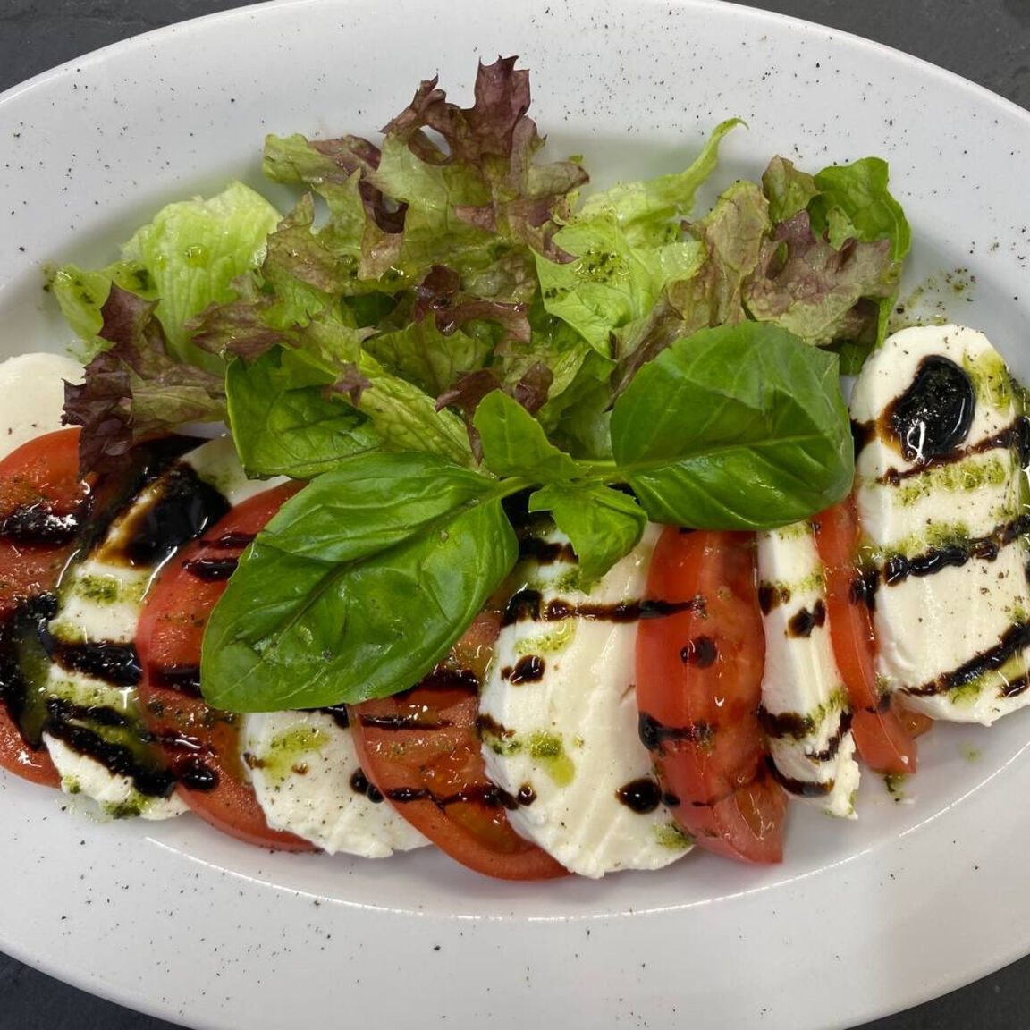 Моцарелла с томатами