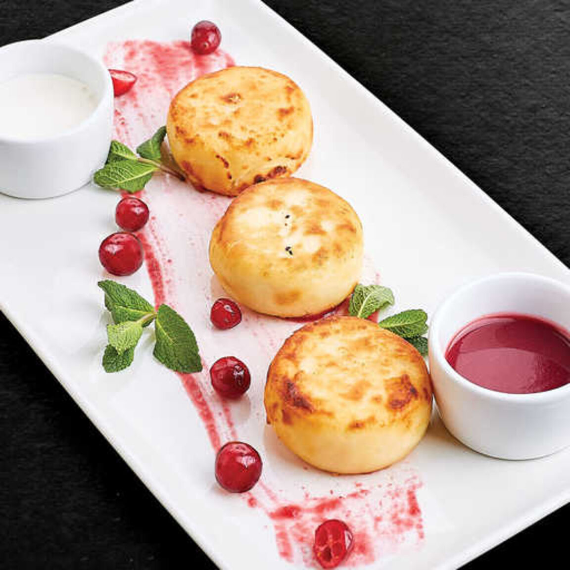 Сырники со сметаной и клюквой