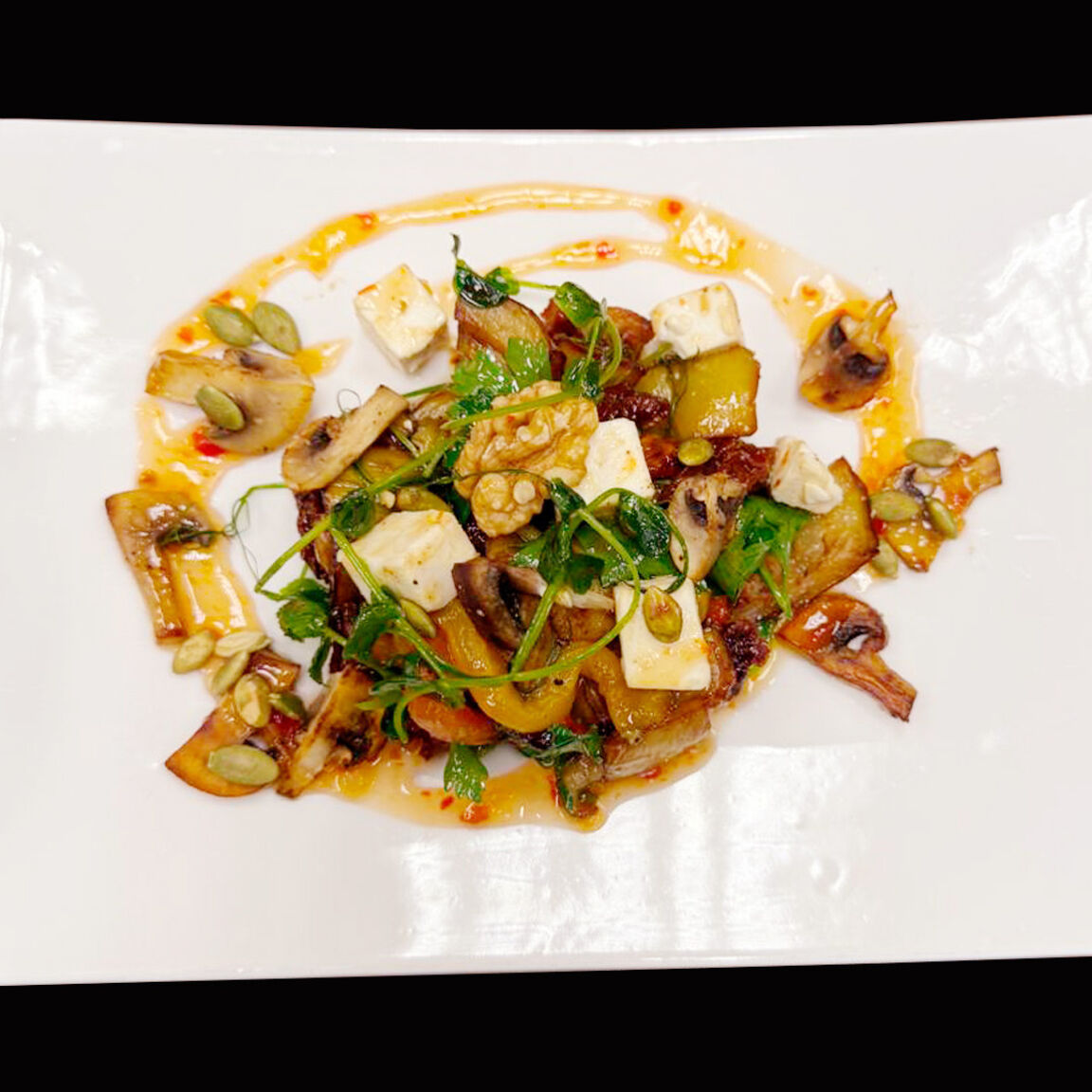 Салат ЗАПЕЧЕННЫЙ БАКЛАЖАН NEW STYLE   с вялеными томатами и рассольным сыром