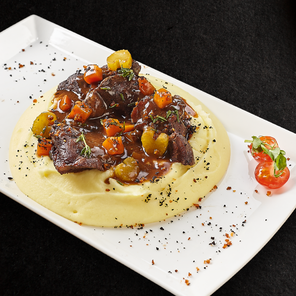 Томленые говяжьи щечки с пюре