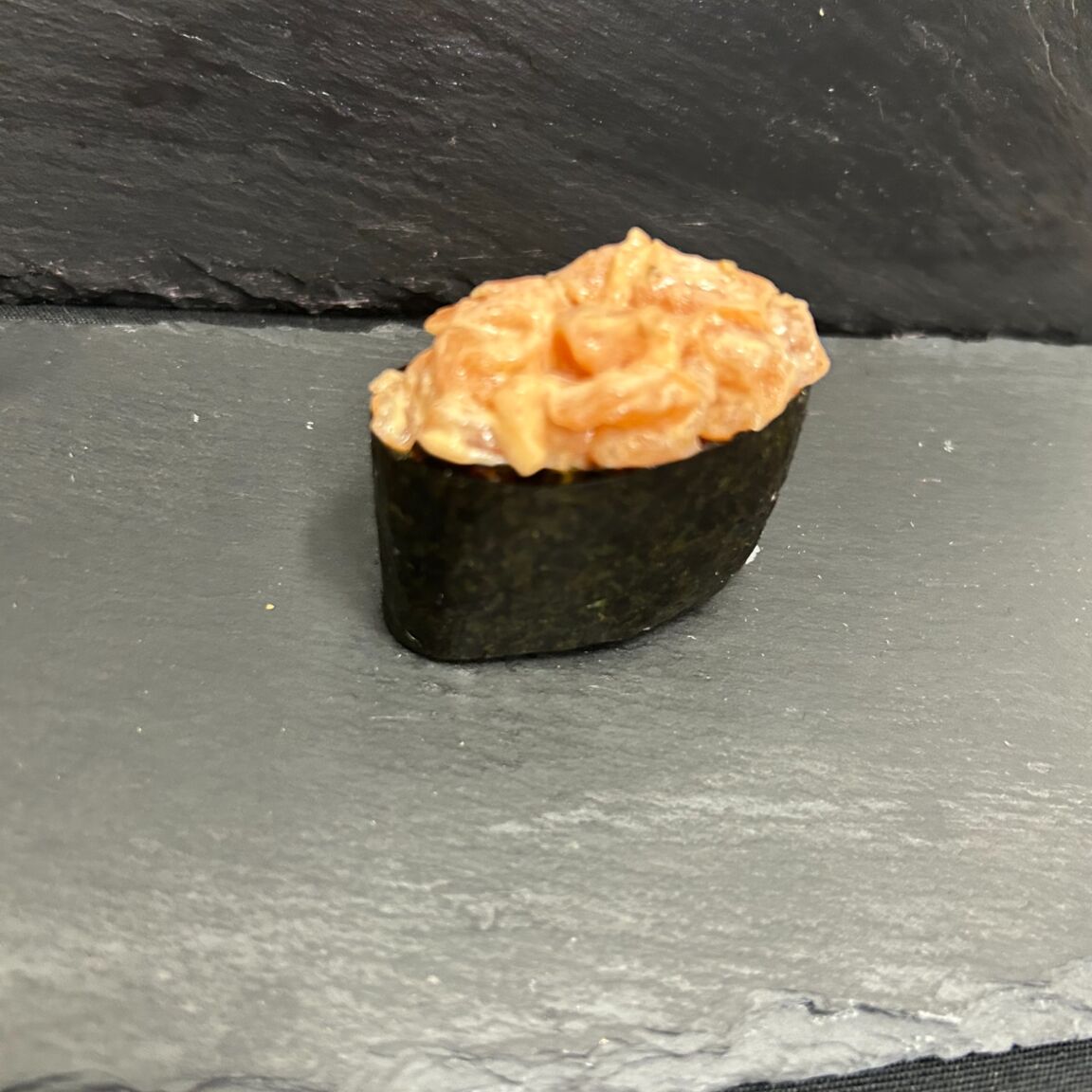 Спайси гункан с лососем